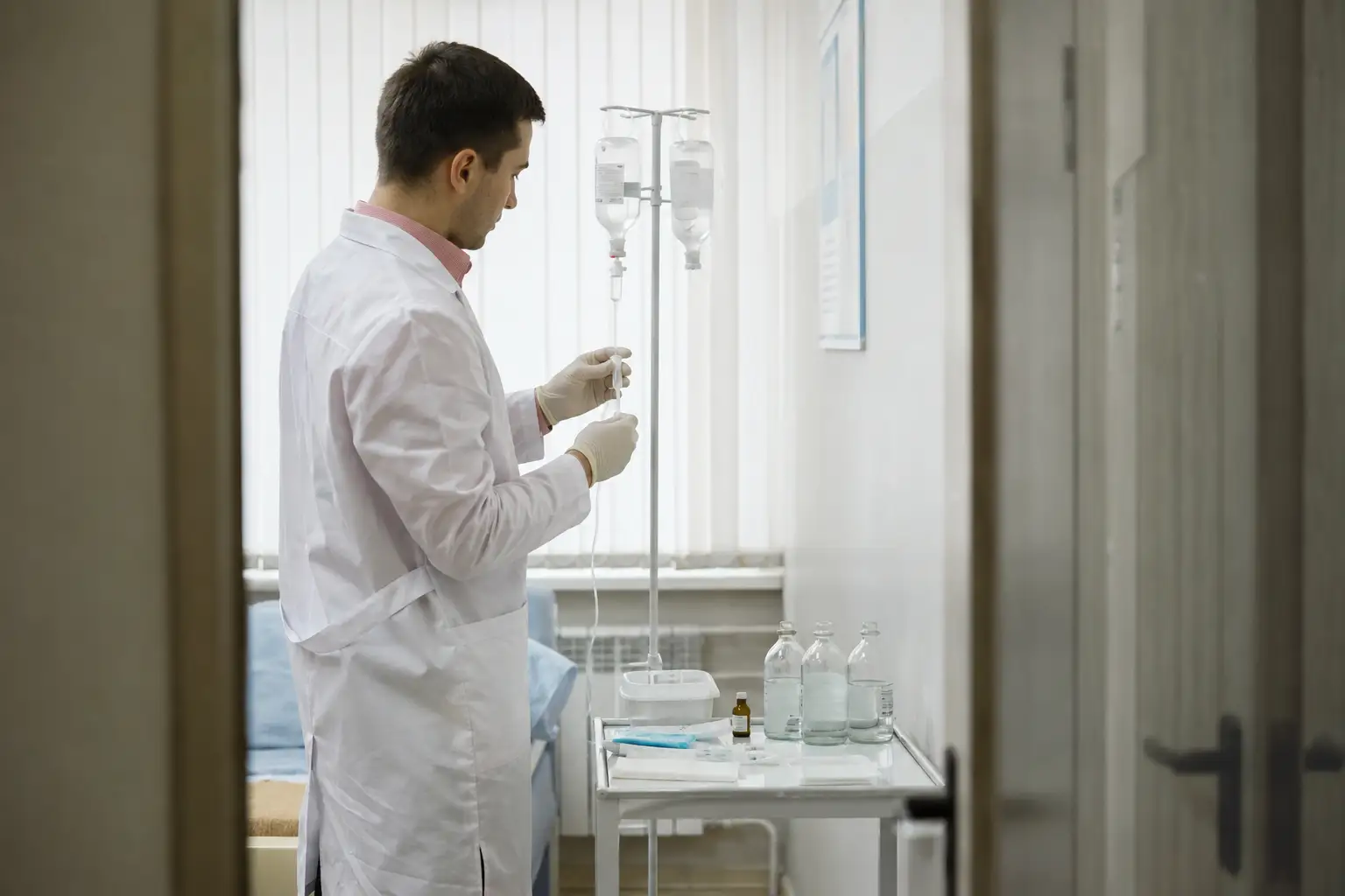 Нарколог готовит капельницу с Преднизолона